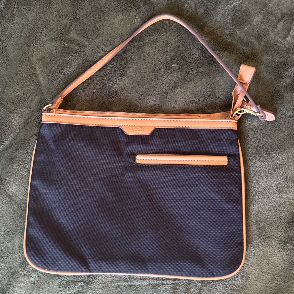 Tutilo canvas purse.